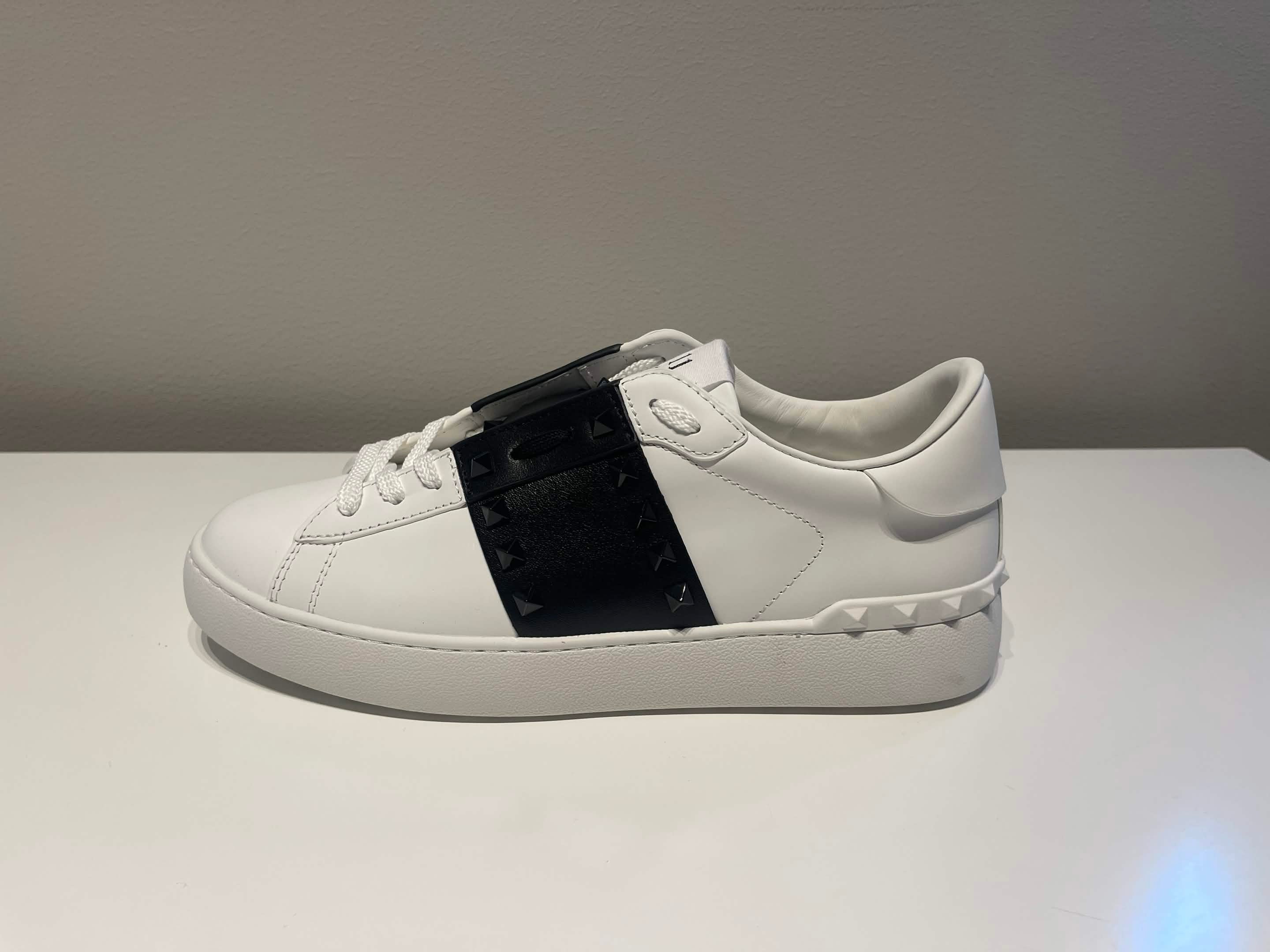 Black-Stripe Rockstud Untitled